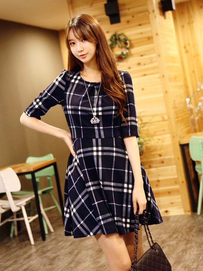 M&ocirc;̣t chi&ecirc;́c váy mùa thu kẻ tay lỡ đơn giản mà cu&ocirc;́n hút