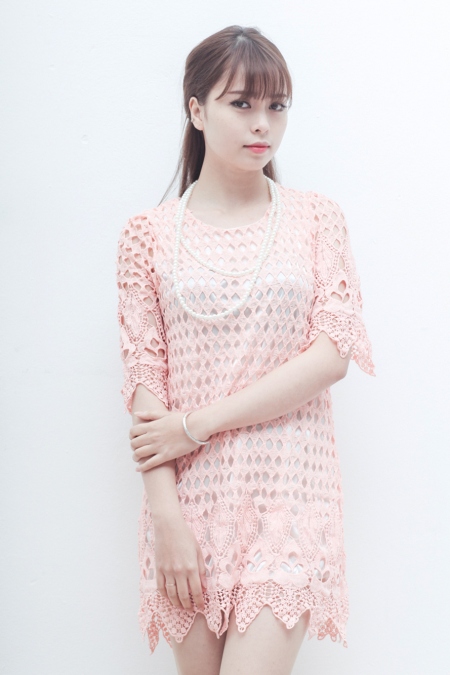 Mẫu v&aacute;y ren th&ecirc;u họa tiết mới lạ mang lại sự trẻ trung, mới mẻ cho bạn g&aacute;i
