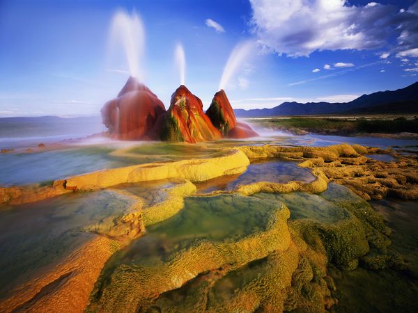 Hình ảnh đẹp mắt của mạch nước phun tại sa mạc Back Rock bang Nevada, Mỹ.