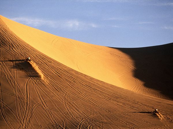 Những đụn cát Dumont tại sa mạc Quadbikes, california là một địa điểm lý tưởng cho những tay đua đam mê khám phá địa hình.