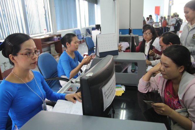 H&agrave;nh kh&aacute;ch mua v&eacute; t&agrave;u tết tại ga S&agrave;i G&ograve;n