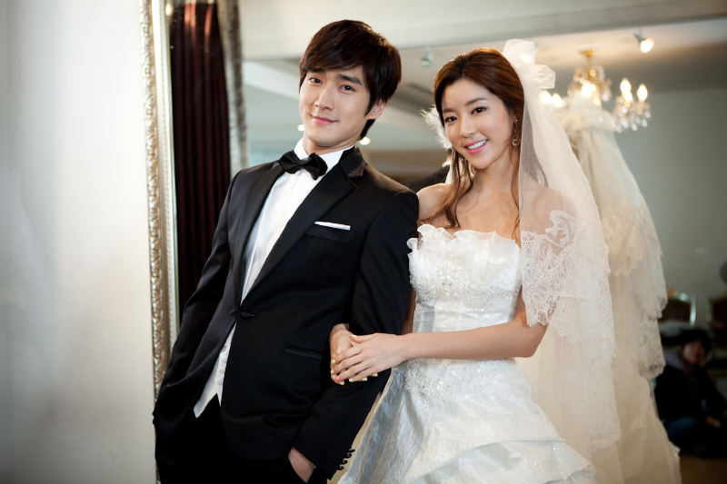 Vest ch&uacute; rể 2014 kiểu vu&ocirc;ng vắn khiến cho ch&agrave;ng tr&ocirc;ng lịch thiệp v&agrave; sang trọng hơn