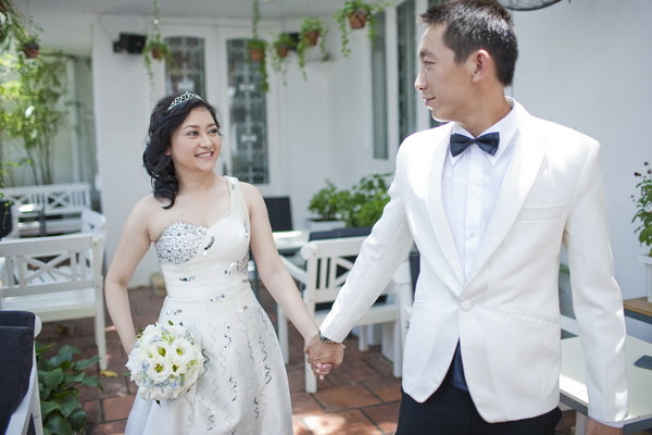 Vest một h&agrave;ng c&uacute;c cho ch&uacute; rể c&oacute; d&aacute;ng h&igrave;nh c&acirc;n đối v&agrave; y&ecirc;u th&iacute;ch sự trẻ trung