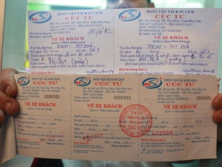 Vé xe Tết Âm lịch làm giả thương hiệu Cúc Tư (trên) và vé xe thật (dưới)