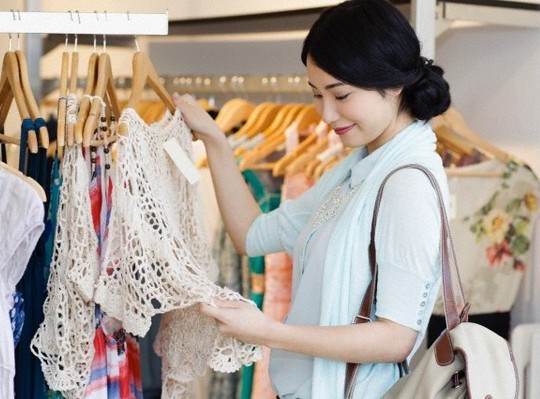 Mua sắm quần &aacute;o Tết cũng l&agrave; một việc cần l&agrave;m đ&oacute;n Tết, đặc biệt l&agrave; với chị em phụ nữ v&agrave; trẻ em