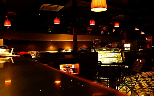 Cafe Highland là chuỗi cafe đầu tiên ở Việt Nam được thực hiện một cách bài bản, tại các địa điểm Highland đẹp như Highland Nhà hát lớn, Highland Cột cờ hay Highland Hàm Cá Mập, các đôi tình nhân có thể được nhìn toàn cảnh Hồ Gươm