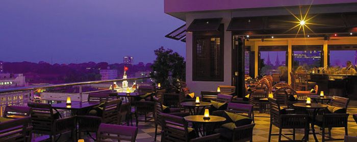 Với lối kiến trúc mang đậm hơi thở Pháp xen lẫn với hồn Việt nơi gian nhà ba gian, SaiGon Bar là điểm hẹn Valentine lý tưởng cho các cặp đôi để tận hưởng, ngắm nhìn Sài Gòn lúc đêm về