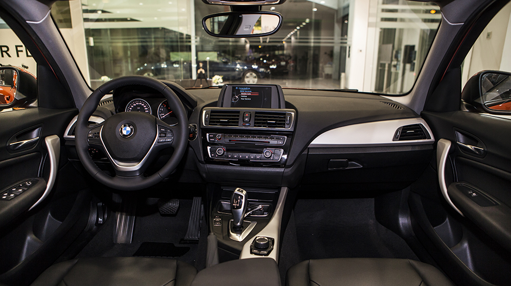 B&ecirc;n trong xe BMW 1-Series bản 118i kh&ocirc;ng c&oacute; qu&aacute; nhiều thay đổi đ&aacute;ng kể