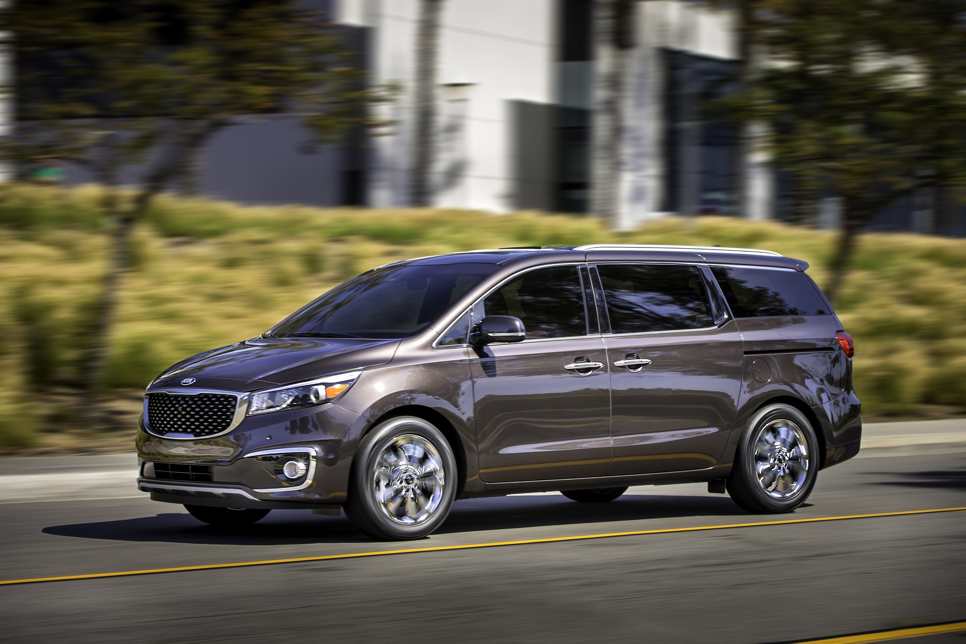 Kia Sedona c&oacute; hai phi&ecirc;n bản động cơ xăng v&agrave; dầu tại Việt Nam