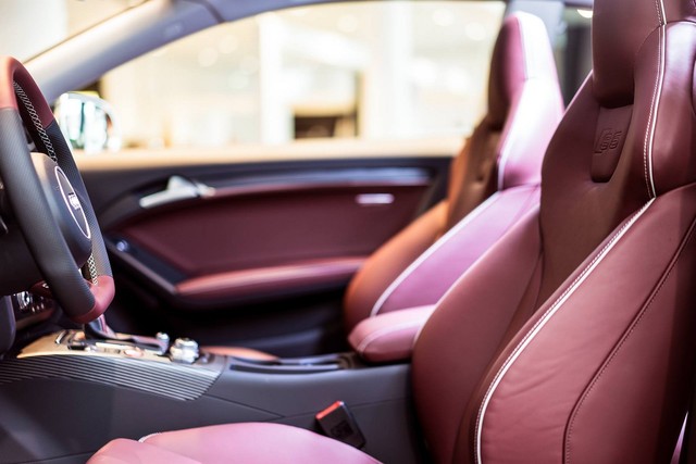 Audi S5 Coupe độc đ&aacute;o ở kh&ocirc;ng gian nội thất bọc da m&agrave;u đỏ cổ điển 