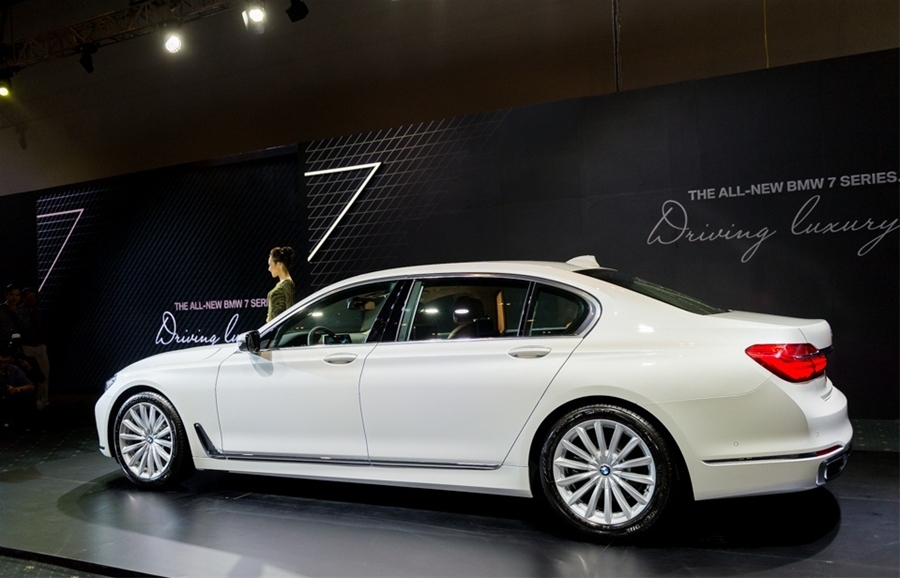 Điểm đ&aacute;ng ch&uacute; &yacute; nhất ở BMW 7-Series 2016 l&agrave; ch&igrave;a kho&aacute; BMW Display Key 