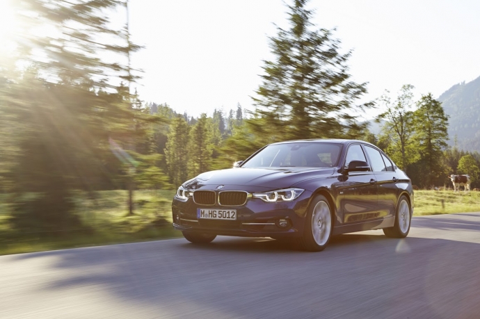 Xe BMW Series 3 được đ&aacute;nh gi&aacute; l&agrave; mẫu xe ti&ecirc;n phong trong ph&acirc;n kh&uacute;c sedan thể thao thời thượng 