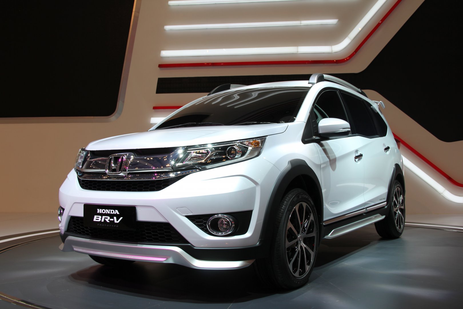 Honda BR-V nổi bật nhờ ngoại h&igrave;nh rắn rỏi, kiểu d&aacute;ng thể thao v&agrave; gầm cao