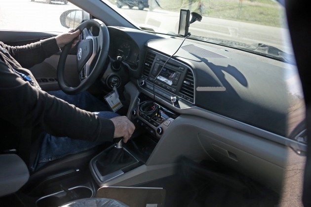 Nội thất của Huyndai Elantra cho thấy thiết kế pha trộn giữa Sonanta v&agrave; Tucson thế hệ mới