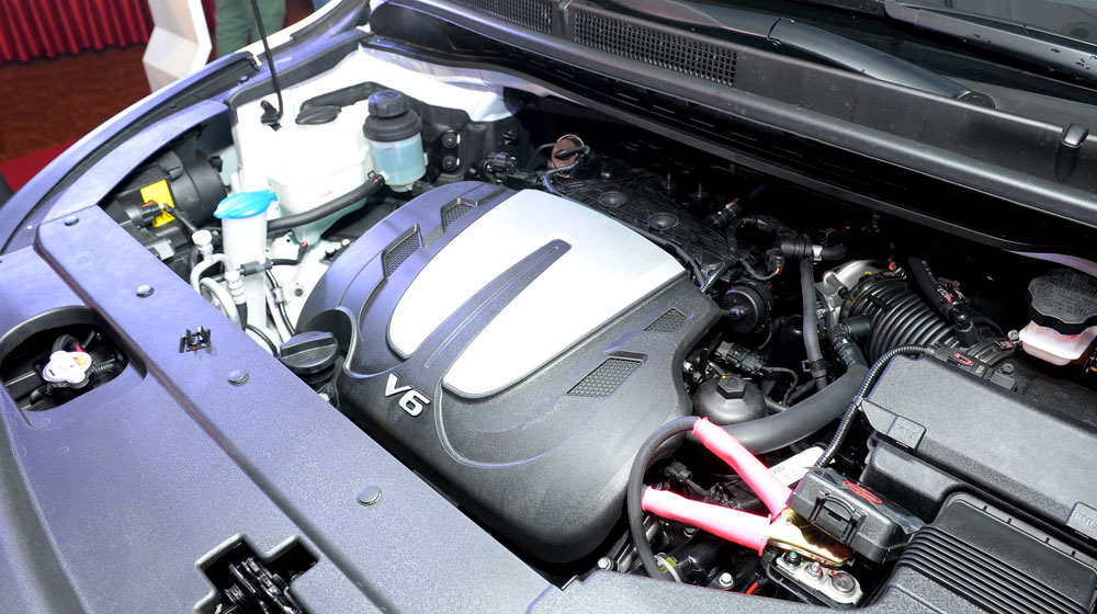 Kia Grand Sedona được sản xuất v&agrave; ph&acirc;n phối theo 4 phi&ecirc;n bản m&aacute;y xăng v&agrave; m&aacute;y dầu