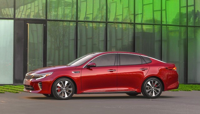 Kia K5 2016 xứng đ&aacute;ng l&agrave; qu&aacute;n qu&acirc;n Kelley Blue Book Best Buy Award 