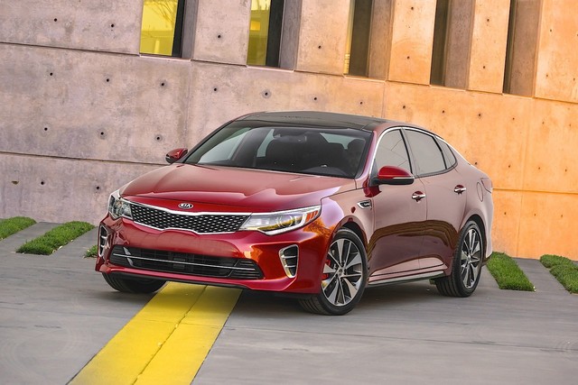Kia Optima 2016 c&oacute; thiết kế sedan thể thao đậm n&eacute;t Ch&acirc;u &Acirc;u 
