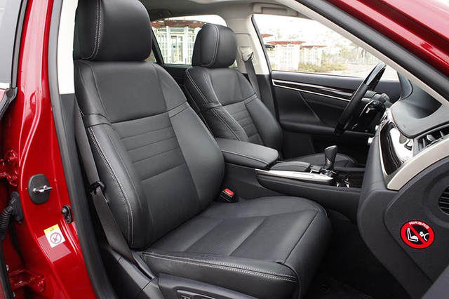 Nội thất của Lexus GS 350 2016 thanh lịch, sang trọng