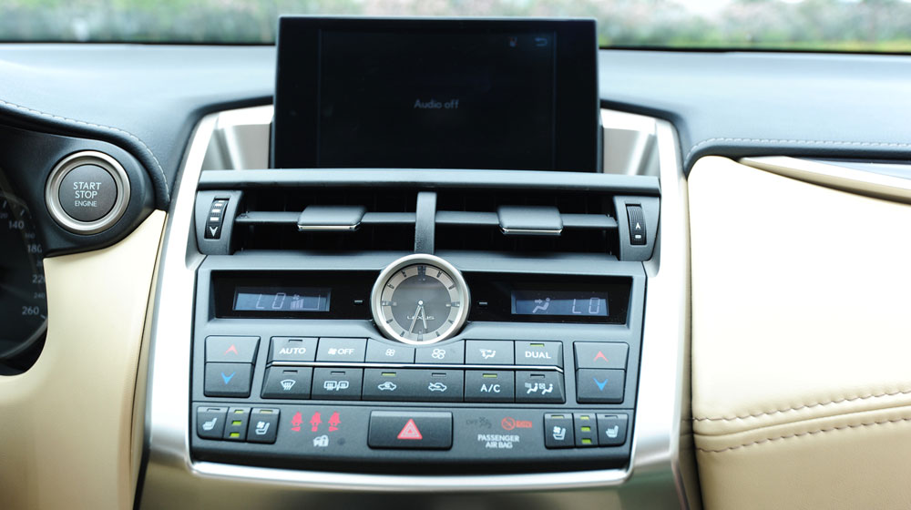 kh&ocirc;ng gian nội thất của Lexus NX lại cực kỳ rộng r&atilde;i
