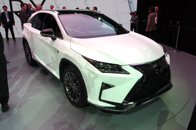 Xe Lexus RX350 c&oacute; thiết kế kh&aacute; giống phi&ecirc;n bản NX