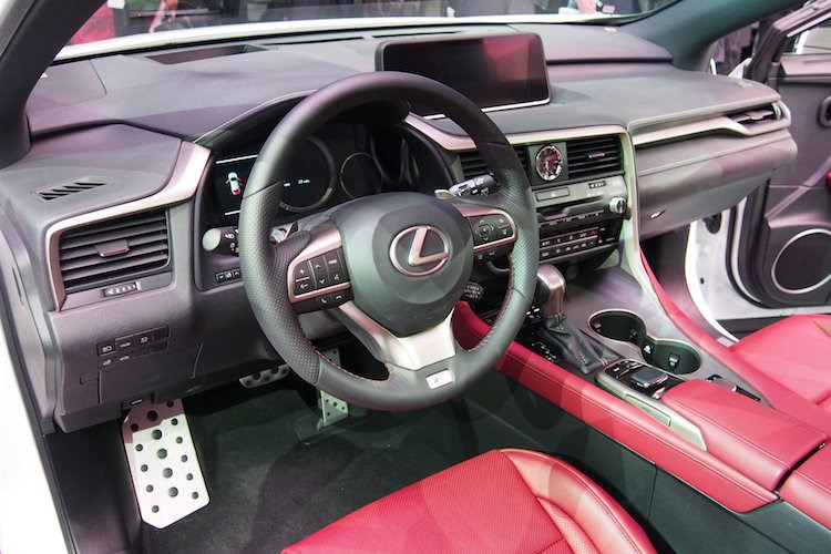 B&ecirc;n trong nội thất của Lexus RX350 đ&atilde; được thiết kế lại ho&agrave;n to&agrave;n