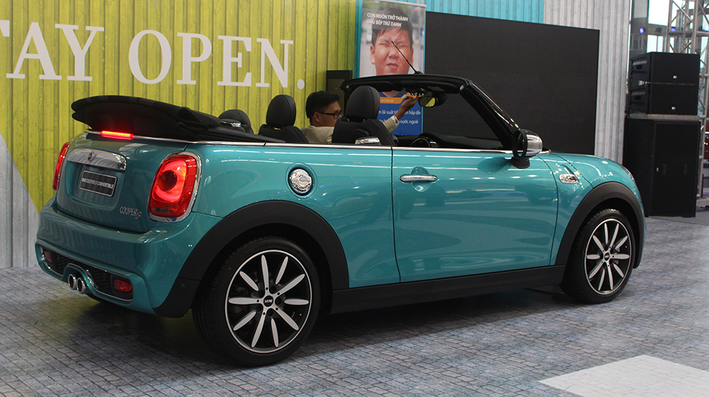 Giá bán MINI Coopers S Convertible tại Việt Nam là 1,898 tỷ đồng