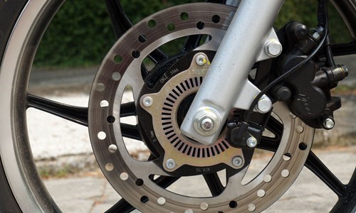 Hệ thống chống b&oacute; cứng phanh ABS tr&ecirc;n Liberty hoạt động giống với hệ thống ABS m&agrave; Vespa 946 sở hữu