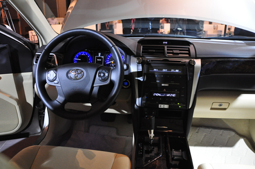 Nội thất rộng r&atilde;i v&agrave; tĩnh lặng lu&ocirc;n l&agrave; thế mạnh của Toyota Camry