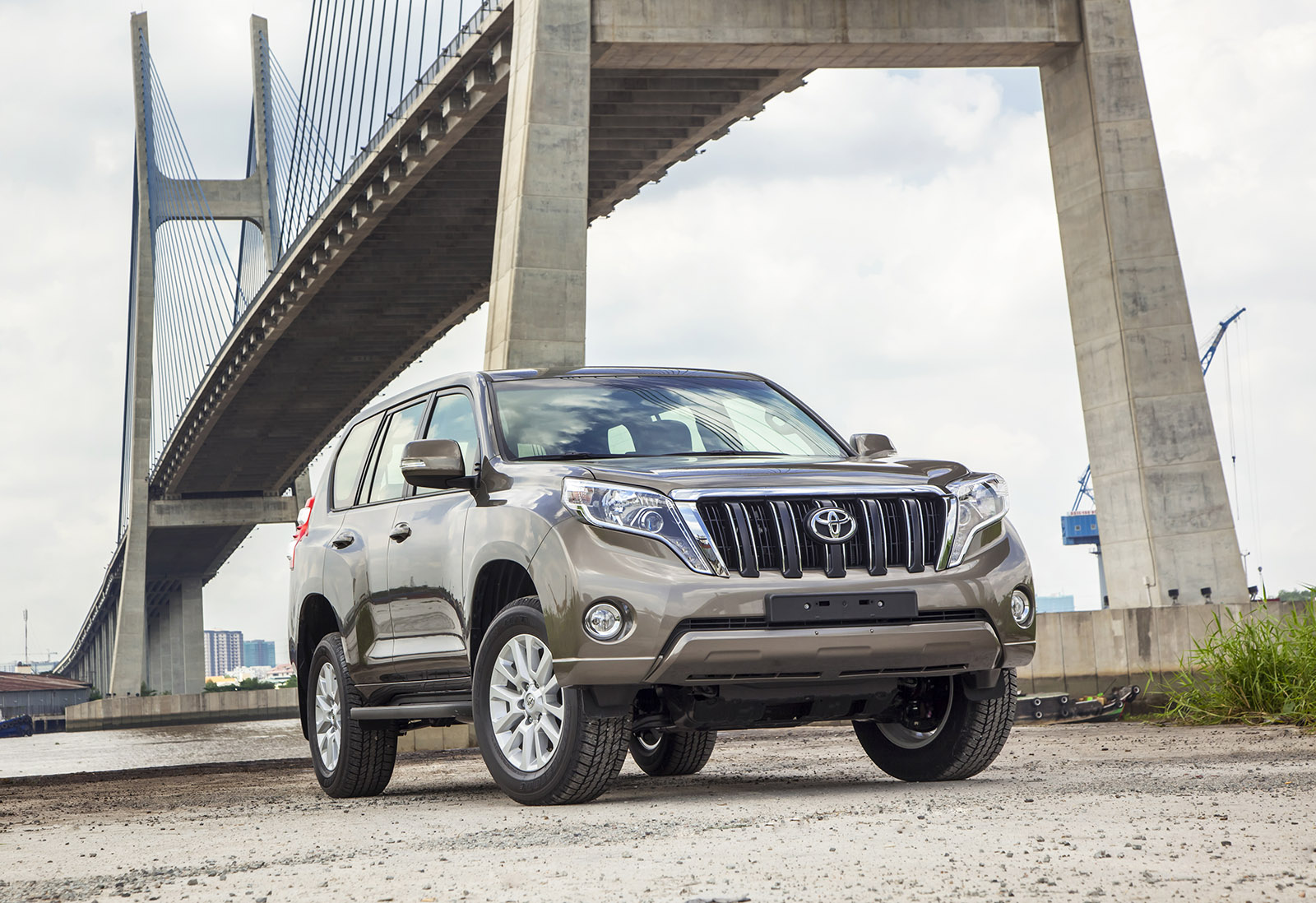 Xe Toyota Land Cruiser Prado 2015 mang đậm phong c&aacute;ch thể thao khỏe khoắn 