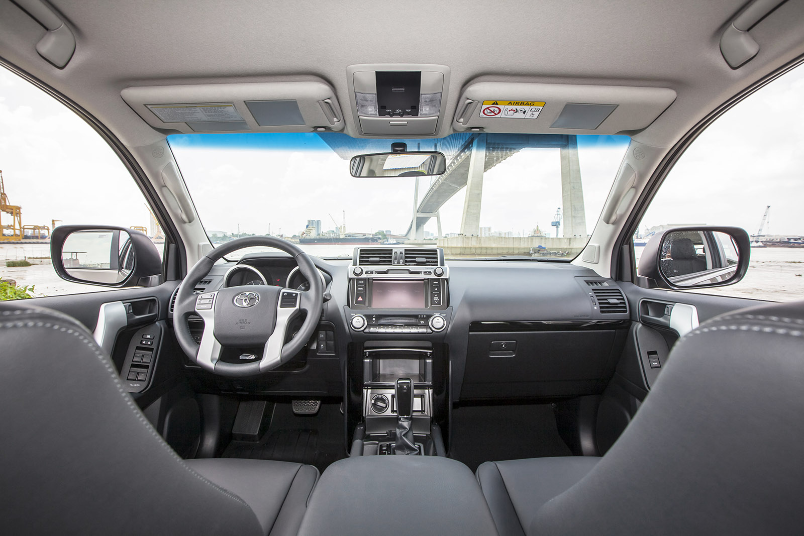 Kh&ocirc;ng gian nội thất của Land Cruiser Prado 2015 g&acirc;y ấn tượng mạnh