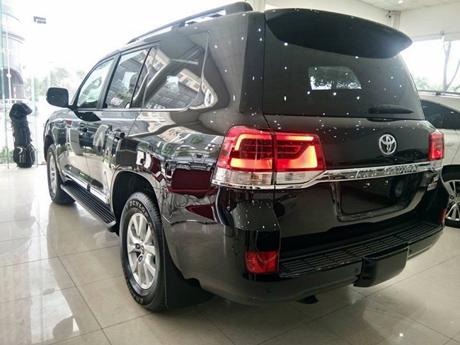 Xe Toyota Land Cruiser bản n&acirc;ng cấp 2016 c&oacute; một số điều chỉnh về cả phong c&aacute;ch v&agrave; trang bịxe Toyota Land Cruiser bản n&acirc;ng cấp 2016 c&oacute; một số điều chỉnh về cả phong c&aacute;ch v&agrave; trang bị
