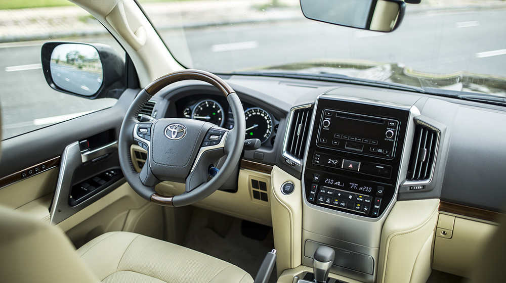 Nội thất Toyota Land Cruiser 2015 l&agrave; một sự kết hợp sự sang trọng v&agrave; hiện đại