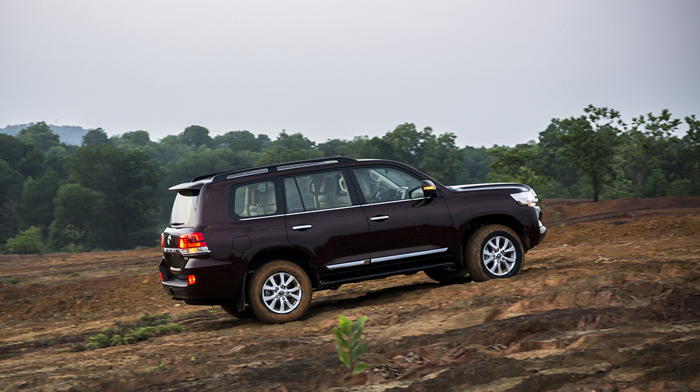 Land Cruiser 2015 sử dụng động cơ 4.6L V8, DOHC