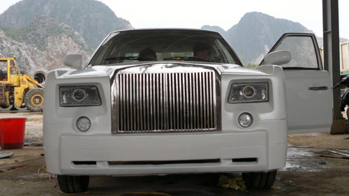 Xe &ocirc; t&ocirc; độc đ&aacute;o Rolls-Royce Phantom l&agrave; sản phẩm tự chế của một nh&oacute;m 9x ở Thanh H&oacute;a