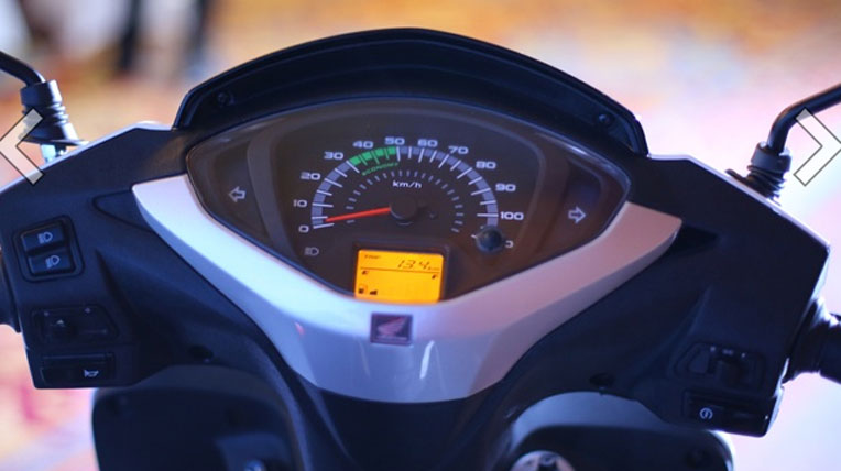 Bảng điều khiển kết hợp đồng hồ truyền thống v&agrave; m&agrave;n h&igrave;nh hiển thị của Honda Activa 125