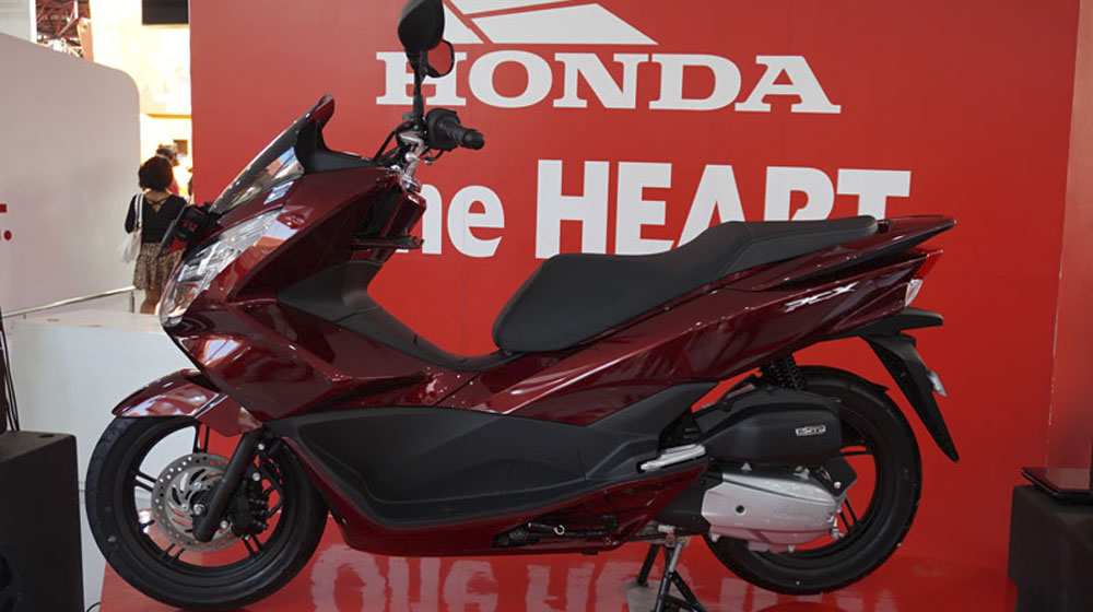 Phần th&acirc;n vỏ của mẫu xe m&aacute;y mới Honda PCX150 2015 đ&atilde; được cải tiến nhằm tạo diện mạo thể thao hơn