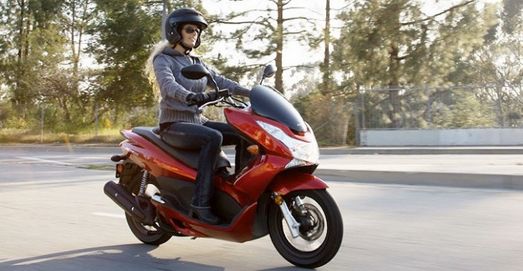 PCX 150 được xem l&agrave; mẫu xe m&aacute;y mới kh&aacute; lớn so với c&aacute;c xe ga kh&aacute;c ở Ấn Độ hiện nay
