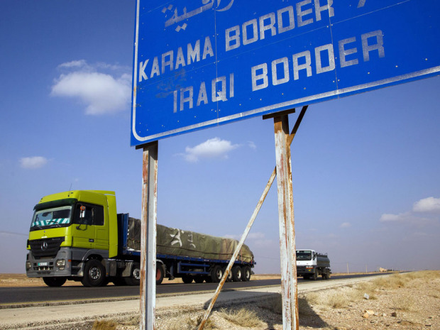 Một chiếc xe tải của Jordan vượt qua khủng bố IS v&agrave; c&aacute;c cuộc kh&ocirc;ng k&iacute;ch mang h&agrave;ng cứu trợ tới Iraq 