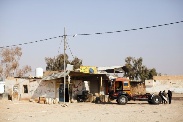 Chiếc xe tải dừng lại ở một thị trấn trước khi tới bi&ecirc;n giới Iraq 