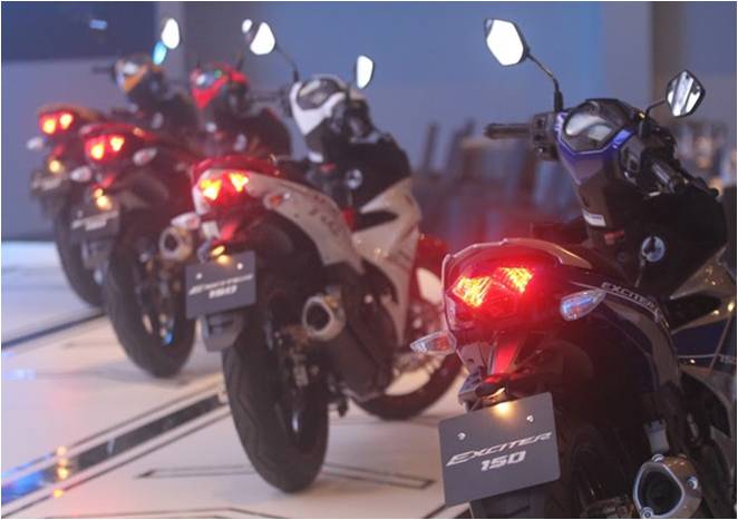Yamaha Exciter 150 c&oacute; kiểu d&aacute;ng thay đổi đ&aacute;ng kể, mang d&aacute;ng dấp c&aacute;c mẫu m&ocirc; t&ocirc; ph&acirc;n khối lớn, đặc biệt l&agrave; phần đu&ocirc;i xe với chắn b&ugrave;n cao, hai đ&egrave;n xi-nhan t&aacute;ch rời, ống xả thể thao.