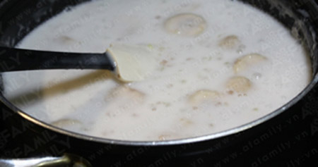 Th&ecirc;m một c&aacute;ch hay nấu ch&egrave; chuối cốt dừa - 8