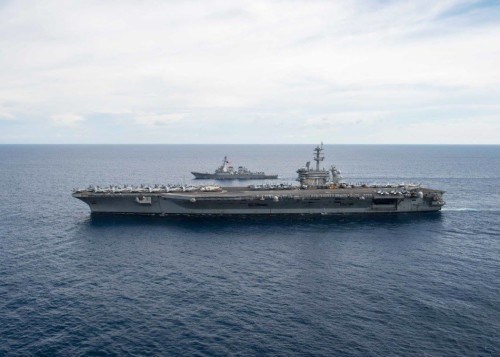 T&agrave;u s&acirc;n bay USS Theodore Roosevelt v&agrave; t&agrave;u USS Lassen Hải qu&acirc;n Mỹ tr&ecirc;n Biển Đ&ocirc;ng