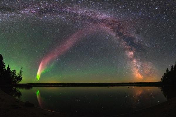 Đ&acirc;y l&agrave; STEVE v&agrave; Dải Ng&acirc;n h&agrave; ở hồ Childs, Manitoba, Canada. H&igrave;nh ảnh l&agrave; hỗn hợp của 11 h&igrave;nh ảnh đan với nhau. Ảnh: Krista Trinder