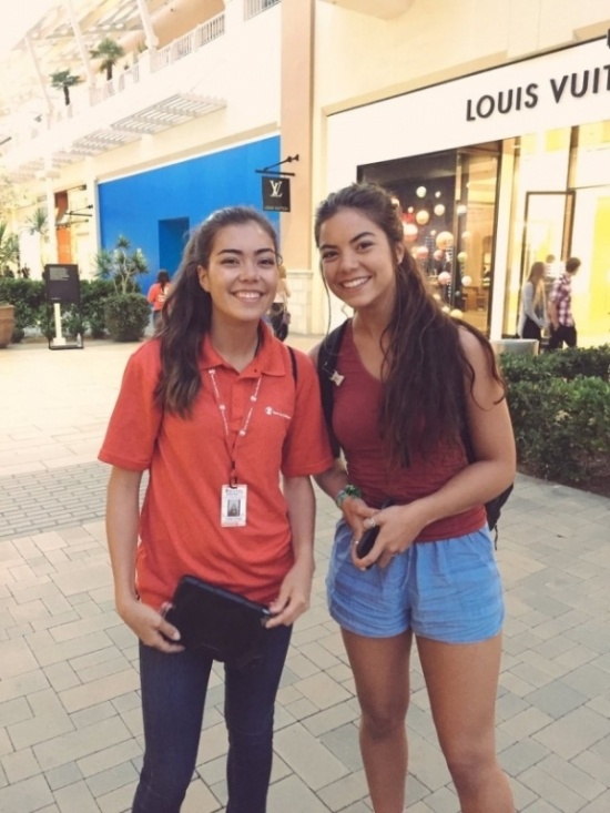 Santana v&agrave; Isobel t&igrave;nh cờ gặp nhau tại một si&ecirc;u thị