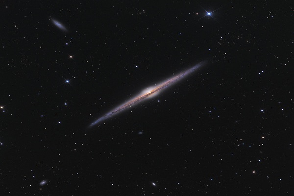 NGC 4565 - thi&ecirc;n h&agrave; xoắn ốc ước t&iacute;nh c&aacute;ch khoảng 30 đến 50 triệu năm &aacute;nh s&aacute;ng. Ảnh: Ken Crawford
