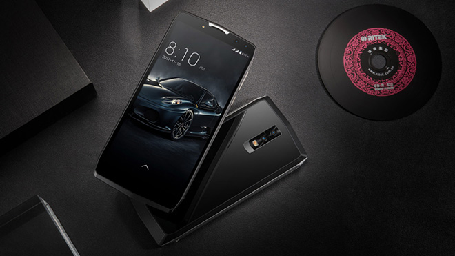 Dung lượng pin khủng nhưng k&iacute;ch thước Blackview P10000 Pro cũng kh&aacute; gọn g&agrave;ng. Ảnh: Vnexpress 
