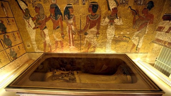 Thi h&agrave;i của Ho&agrave;ng hậu Nefertiti được hy vọng l&agrave; nằm đằng sau bức tường n&agrave;y, ngay b&ecirc;n cạnh thi h&agrave;i Pharaon Tutankhamun. Ảnh: Reuters