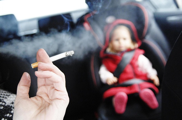 T&aacute;c hại kh&ocirc;n lường của h&uacute;t thuốc l&aacute; bị động với phụ nữ v&agrave; trẻ em