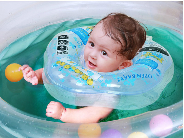Dưới &aacute;p lực của nước, phần cổ của trẻ bị t&aacute;c động rất mạnh trong tư thế n&agrave;y