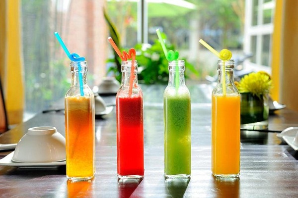 Nước &eacute;p đ&oacute;ng chai chứa một lượng lớn đường v&agrave; calo